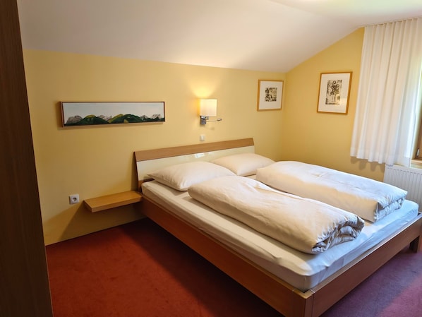 1 bedroom, desk, WiFi, bed sheets
