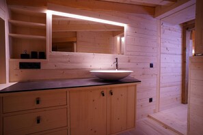 Ducha, secador de pelo y toallas