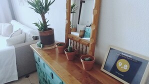 Ein Zimmer mit einem Holzkoffer, einem Spiegel und einem gerahmten Preis auf der Wand.