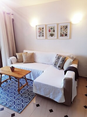 Smart TV, DVD player, books, video library - SUNGARDEN, APARTMENT IN PLAYA LA ARENA, 2 MINUTES WALKING FROM THE BEACH (Santiago del Teide)