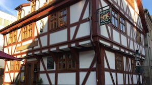 A traditional half-timbered building with a sign for 'Müller's Badhaus'. - McMüller's Kemenate Fulda (Fulda)