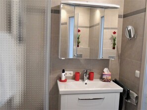 Sèche-cheveux, serviettes fournies