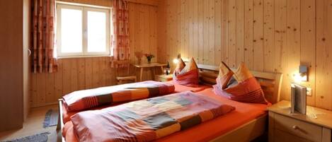 2 عدّة غرف نوم وواي فاي وملاءات أسرّة