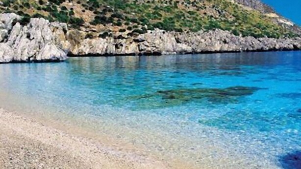 A coastal scene with clear blue water, rocky shoreline, and a green hillside. - Nice Casa Andrea with beautiful panoramic views of the sea (Balestrate)