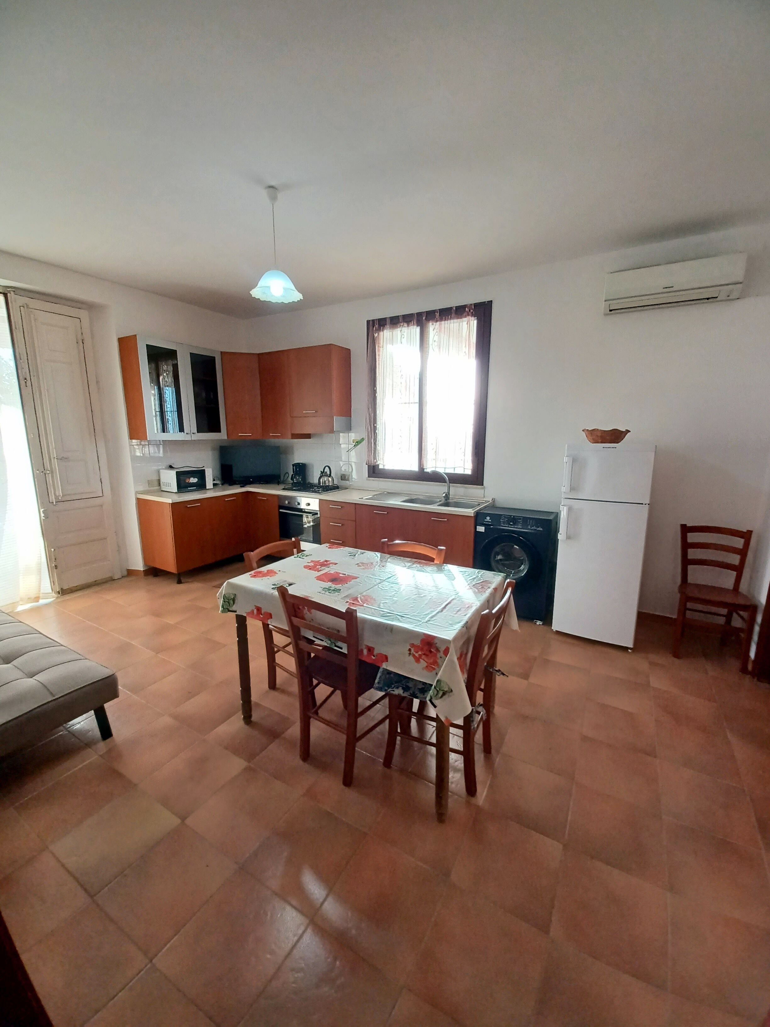 Kühlschrank, Ofen, Herdplatte, Wasserkocher mit Kaffee-/Teezubehör