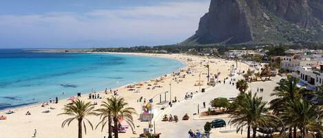 Una spiaggia nelle vicinanze, lettini da mare