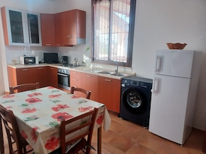 Frigorifero, forno, piano cottura, macchina per tè/caffè