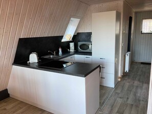 Mikrovågsugn, ugn, diskmaskin och barnstol