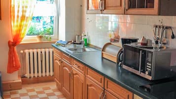 Kühlschrank, Mikrowelle, Ofen, Geschirrspüler