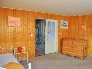 3 bedrooms, travel crib, WiFi, bed sheets