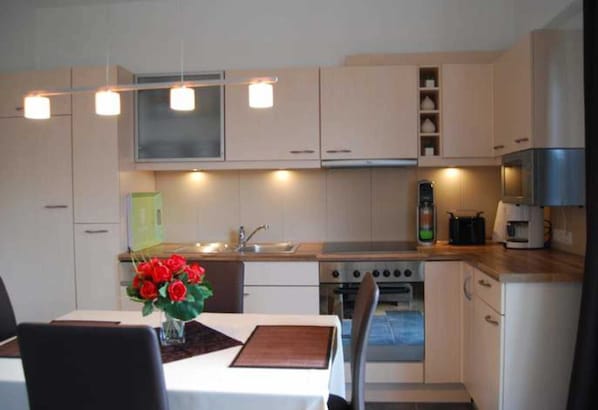 Kühlschrank, Mikrowelle, Ofen, Geschirrspüler