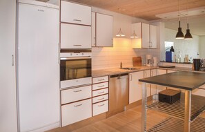 Réfrigérateur, surface de cuisson, lave-vaisselle, cafetière-théière