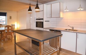 Réfrigérateur, surface de cuisson, lave-vaisselle, cafetière-théière