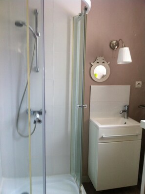 Badewanne, Haartrockner, Handtücher, Seife