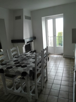 Interior - HOUSE BOURG (quiet) between CLERMONT FD and RIOM near VULCANIA (Châteaugay)