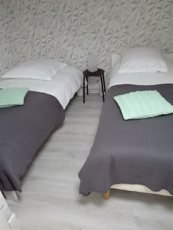 3 slaapkamers, een strijkplank/strijkijzer, reisbedje, wifi