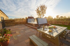Outdoor spa tub - Holly Tree Barn (Lincoln)