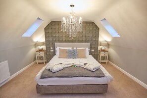 Barn, 5 Bedrooms | 1 bedroom, premium bedding, desk, iron/ironing board - Holly Tree Barn (Lincoln)