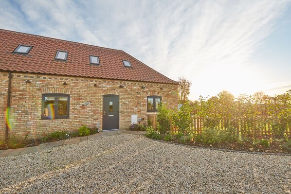 Front of property - Holly Tree Barn (Lincoln)