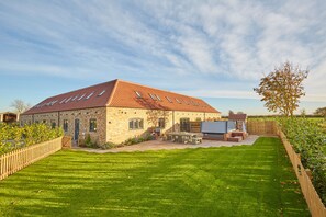 Exterior - Holly Tree Barn (Lincoln)