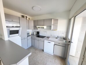 Fridge, microwave, oven, stovetop - 3-room apartment with loggia in Les Sables-d'Olonne (Les Sables-d'Olonne)