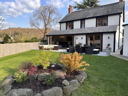 Superb family-friendly dwelling in Snowdonia National Park with mountain views