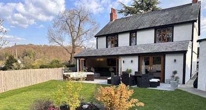 Ihanteellinen tukikohta perheille, kävelijöille, pyöräilijöille ja surffaajille - Conwyn vuoristomaisemat