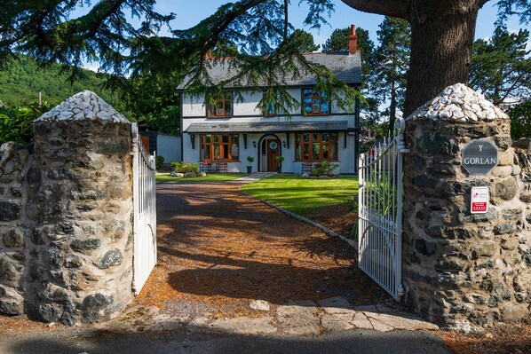 Exterior - Superb family-friendly dwelling in Snowdonia National Park with mountain views (Conwy)