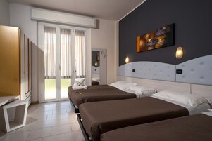 Comfort Dört Kişilik Oda | Odada kasa, masa, ses yalıtımı, ücretsiz kablosuz İnternet