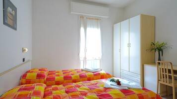 Comfort-Vierbettzimmer | Zimmersafe, Schreibtisch, schallisolierte Zimmer, kostenloses WLAN