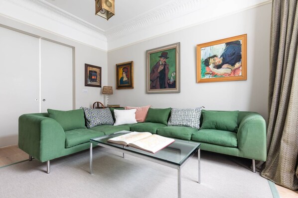 TV, fireplace - Poplar Grove by onefinestay (London)