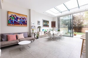 TV, fireplace - Poplar Grove by onefinestay (London)