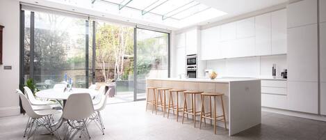 Frigorífic, microones, rentaplats i cafetera i tetera