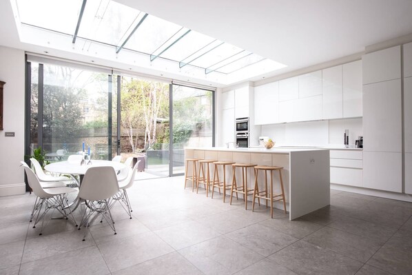 Kühlschrank, Mikrowelle, Geschirrspüler