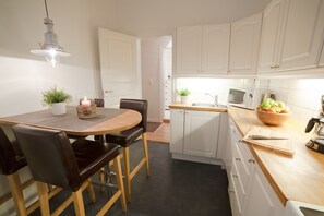 冷蔵庫、電子レンジ、オーブン、コンロ