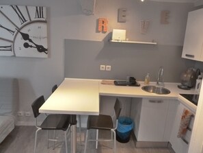 Kühlschrank, Ofen, Herdplatte, Wasserkocher