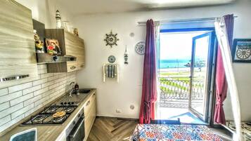 Frigorifero, microonde, forno, piano cottura