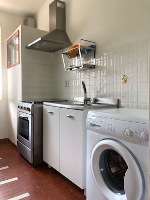 Fridge, oven, stovetop, coffee/tea maker