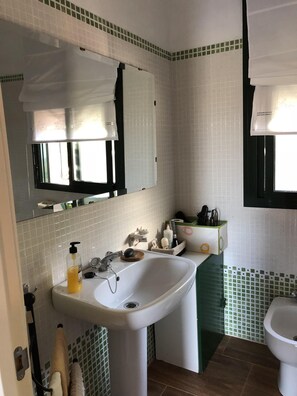 Bathtub, bidet