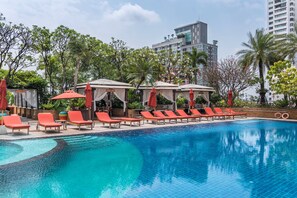 Outdoor pool - Serviced 2 Bed  SKY VILLAS WITH VIEW, Pool and BTS  (Bangkok)