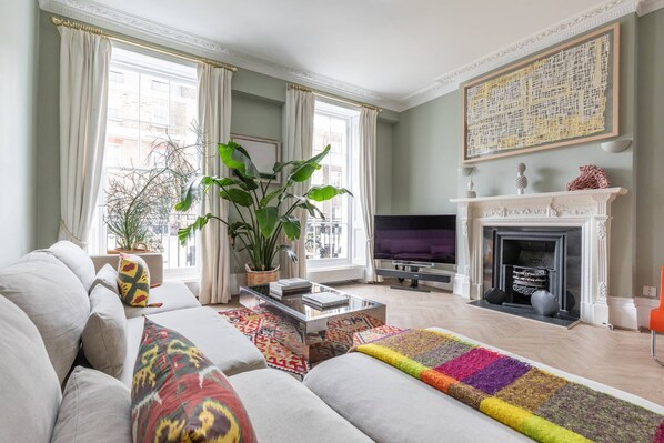 Televisie, een open haard en een dvd-speler