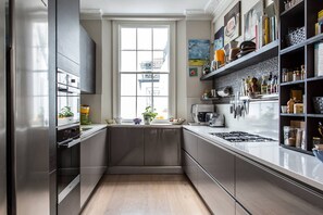 Een vaatwasser, een koffiezetapparaat/waterkoker, een broodrooster