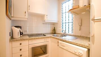 Een koelkast, een magnetron, een oven, een kookplaat