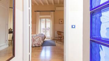 2 slaapkamers, een kluis op de kamer, een strijkplank/strijkijzer, wifi