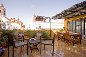 Outdoor dining - Bamberg Duplex Terrace 5 pax, 3 bedrooms, 1 bathrooms, private terrace (Sevilla)