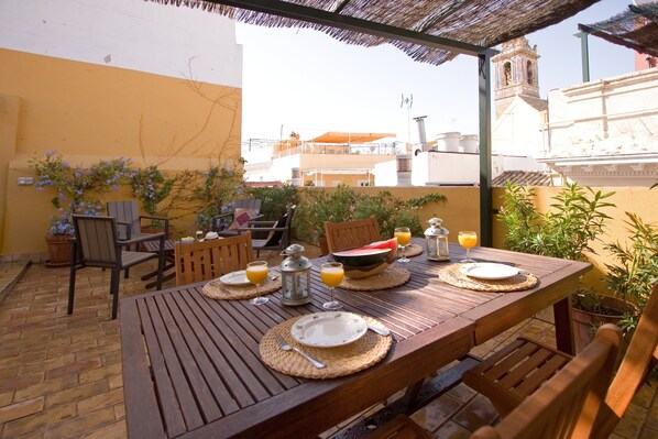 Outdoor dining - Bamberg Duplex Terrace 5 pax, 3 bedrooms, 1 bathrooms, private terrace (Sevilla)