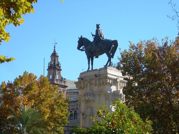A statue of a man on horseback, a bell tower, and autumn trees. - Bamberg Duplex Terrace 5 pax, 3 bedrooms, 1 bathrooms, private terrace (Sevilla)