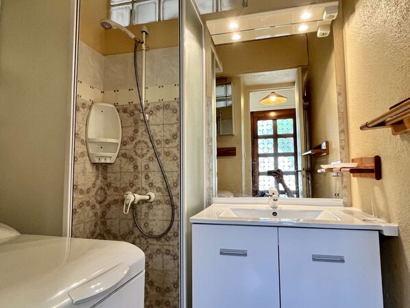 Bathroom - Cozy Villa in Argelès-sur-Mer, Near Beach, 2 Bedrooms, Terrace, Parking (Argelès-sur-Mer)