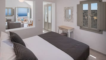 Superior-svíta - 1 meðalstórt tvíbreitt rúm með svefnsófa - sjávarsýn | 1 svefnherbergi, míníbar, öryggishólf í herbergi, skrifborð