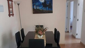Apartment, 3 Schlafzimmer | Essbereich im Zimmer